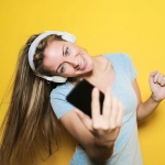Мобильные приложения для танцоров и музыкантов на экране смартфона